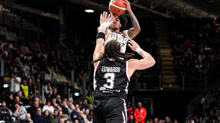 La Virtus brucia 17 punti: Trento vince con la tripla di Battle nel finale