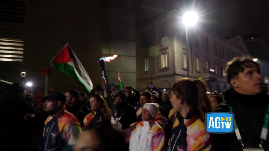 Milano-Cortina, protesta alla Statale al passaggio della fiamma olimpica