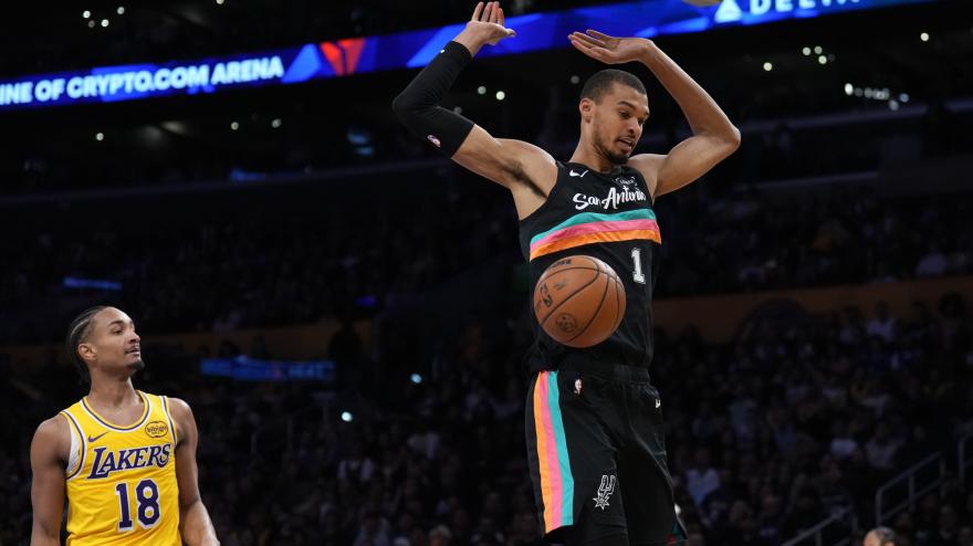 Wembanyama è uno scherzo della natura: due giocate assurde contro i Lakers