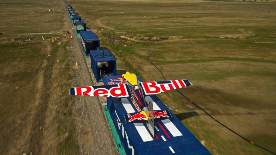 Pilota d'aereo attera sopra un treno in corsa a 120 Km/h! Guarda l'impresa da record