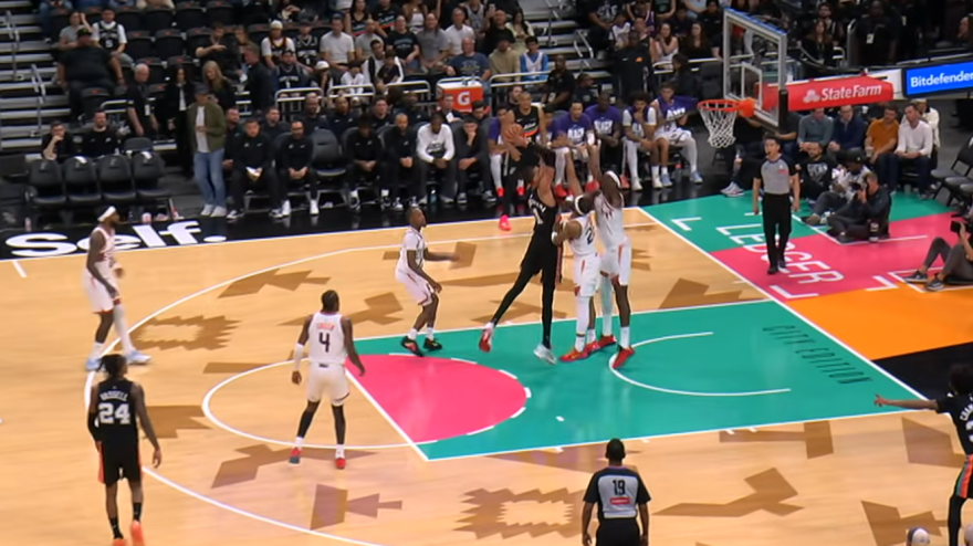 In due provano a fermarlo: Wembanyama gli schiaccia in testa!