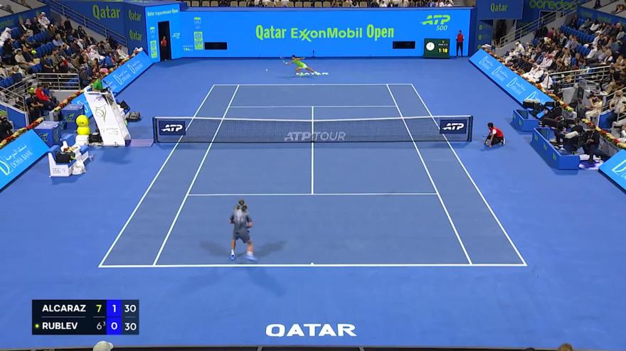 Ma come ha fatto? Alcaraz recupera tutto e scatena il pubblico di Doha