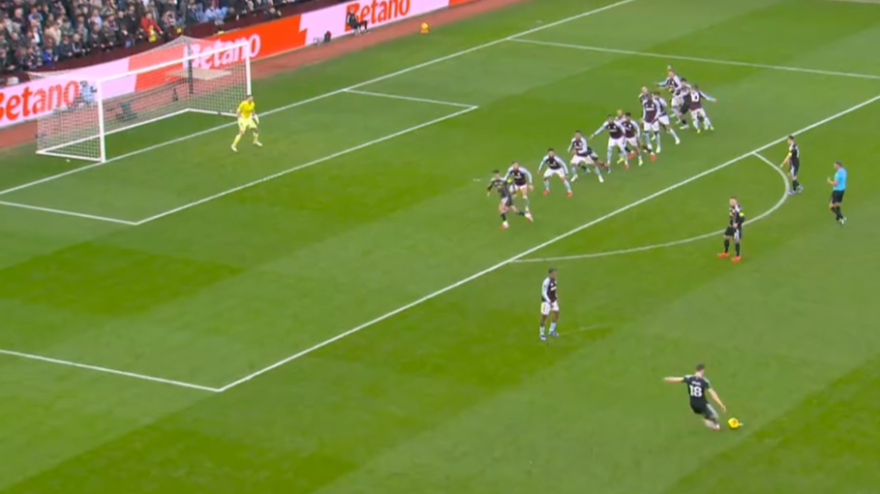 Dibu Martinez beffato, ma che punizione di Stach!