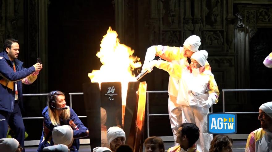 Paralimpiadi, la fiamma è arrivata in piazza Duomo: acceso il braciere