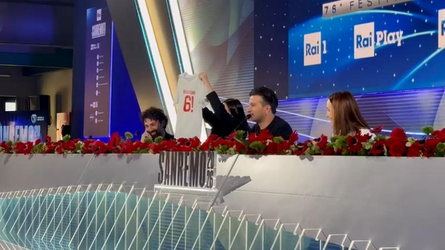 Sanremo 2026, Eddie Brock come Totti: conquista la sala stampa con la maglia "6 unica" Sanremo 2026, Eddie Brock come Totti: conquista la sala stampa con la maglia "6 unica"