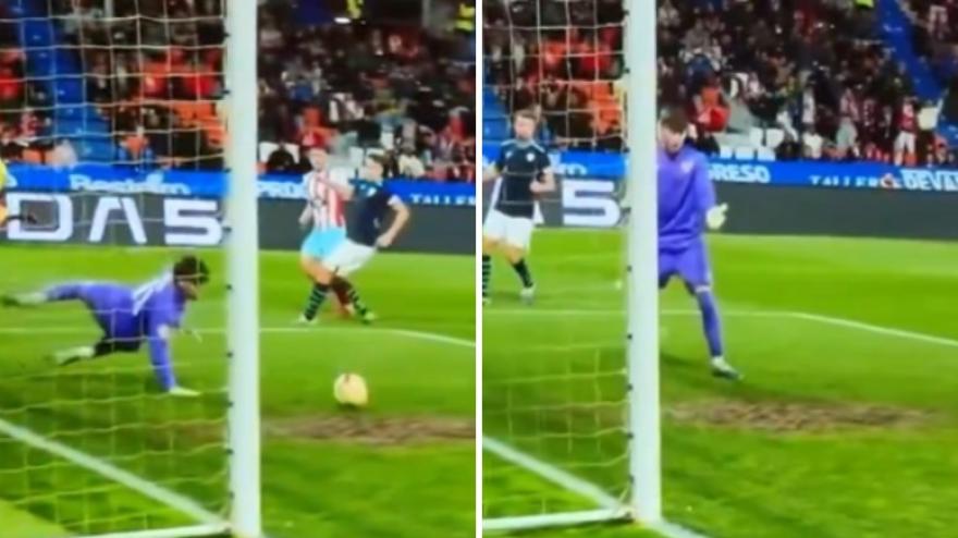 gol assurdo in spagna portiere beffato da una zolla da Gazzetta.it gol assurdo in spagna portiere beffato da una zolla