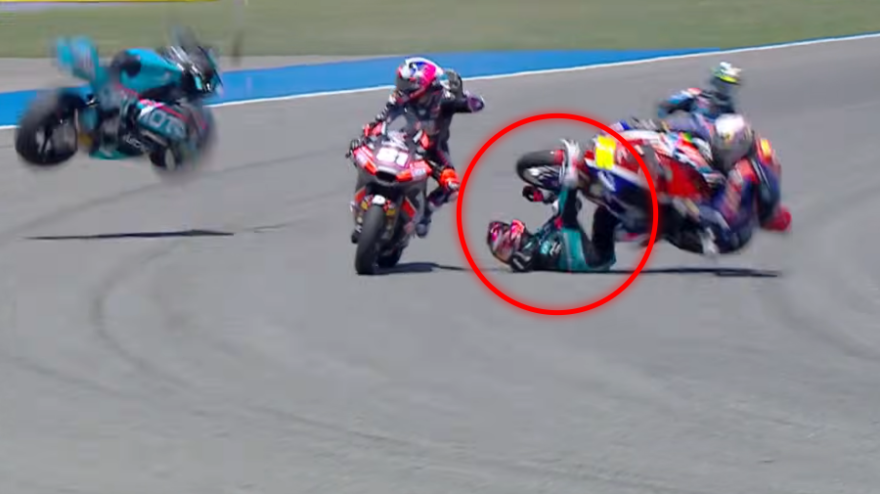 Cade e viene colpito da due moto: incidente pauroso per Alonso Cade e viene colpito da due moto: incidente pauroso per Alonso