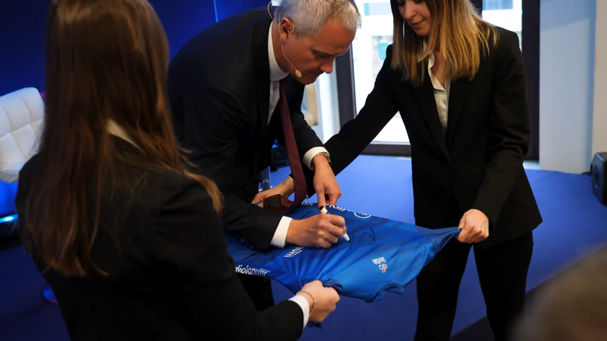 giro d italia doris la maglia azzurra iconica rappresenta i nostri valori da Gazzetta.it giro d italia doris la maglia azzurra iconica rappresenta i nostri valori