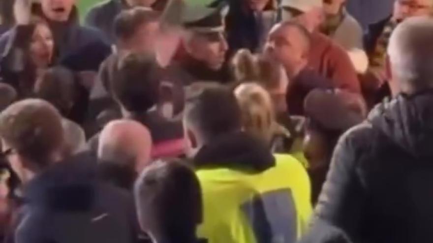 Rocchi shock, contestato a Carrara: insulti e banconote in faccia