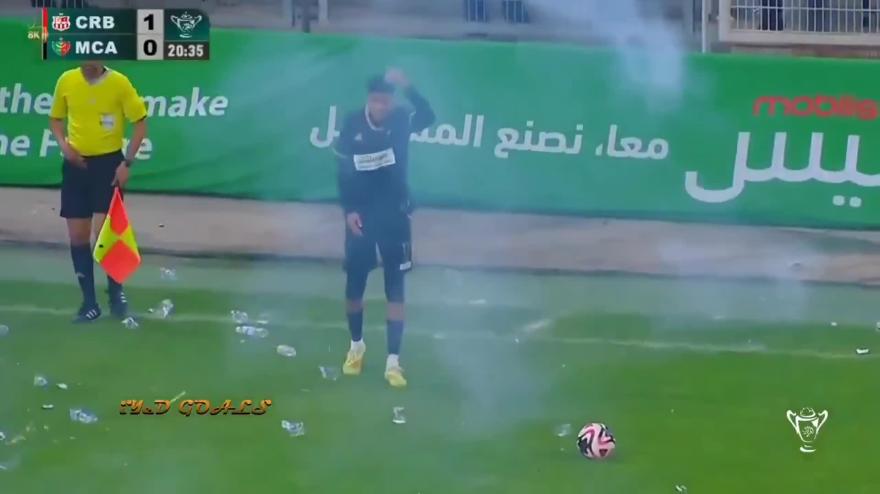 Scene surreali nel derby di Algeria: la pioggia di petardi in campo è impressionante