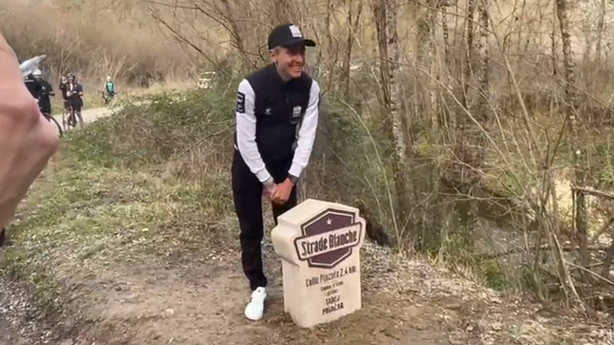 Intitolato un tratto di sterrato a Pogacar: lo sloveno reagisce così