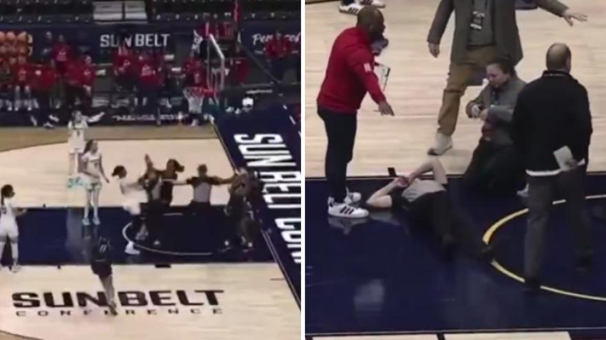 VIDEO Giocatrici di basket aggrediscono un arbitro durante una rissa: otto espulse
