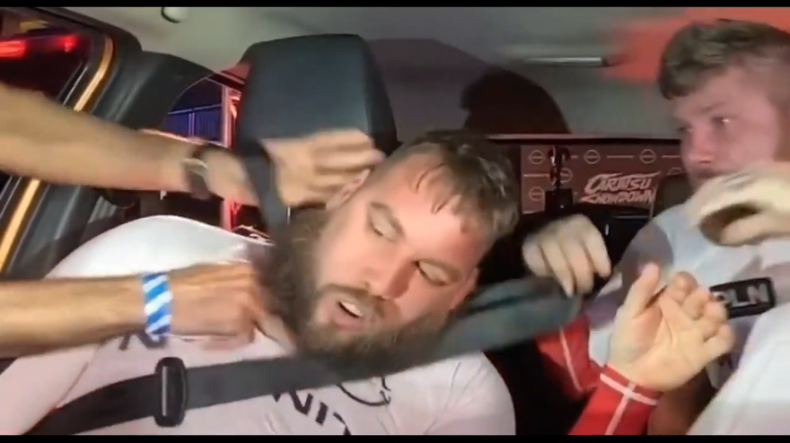 Ma che sport è? Lotta in auto e rischia di strangolarsi: questo è il CarJitsu