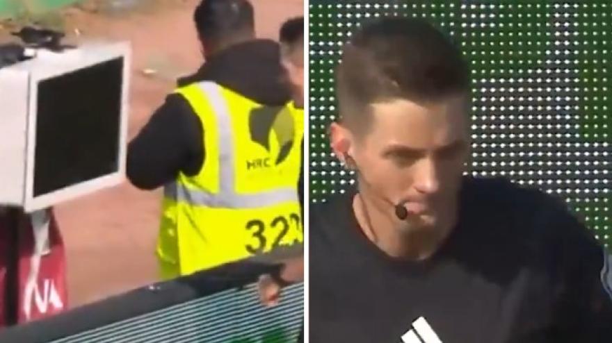 Assurdo in Germania! Due tifosi invadono il campo e... staccano la spina al Var