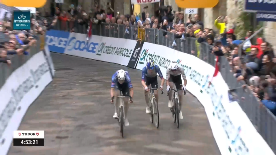 Lampo di Van der Poel! Tirreno-Adriatico, è sua la 2ª tappa