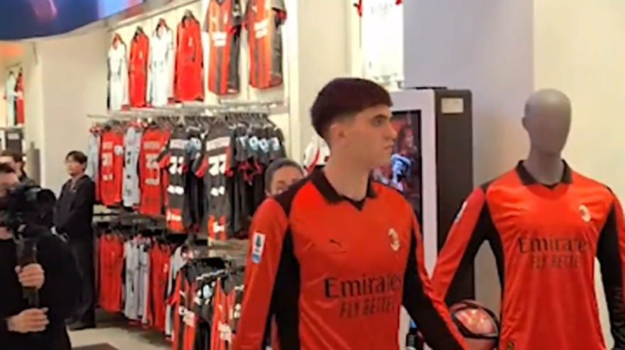 Milan, Bartesaghi incontra i tifosi: autografi e foto con la quarta maglia