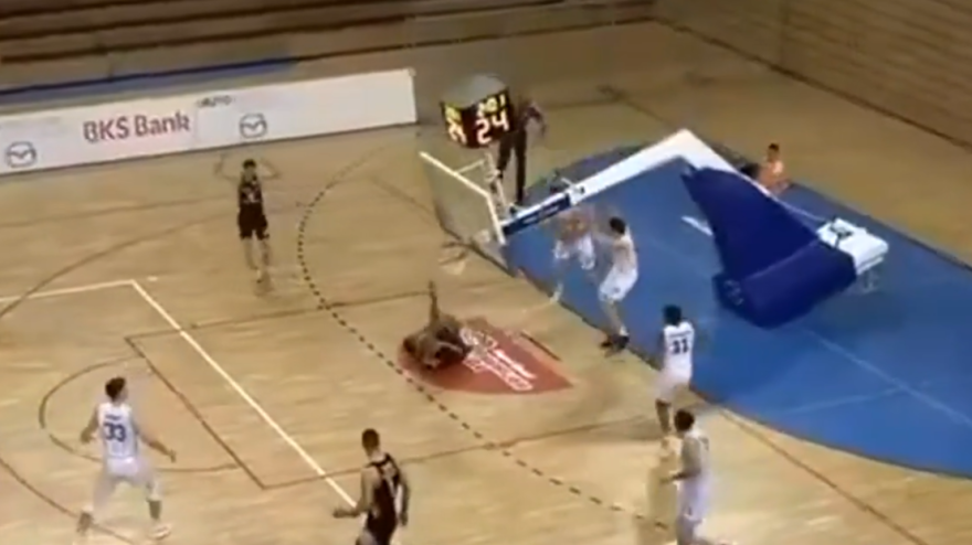 Schiaccia e il canestro gli crolla addoso: tragedia sfiorata in Croazia