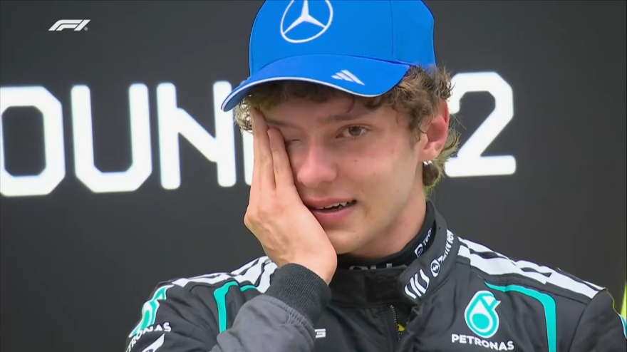 "Non riesco a parlare. Grazie!": Kimi scoppia a piangere per l'emozione