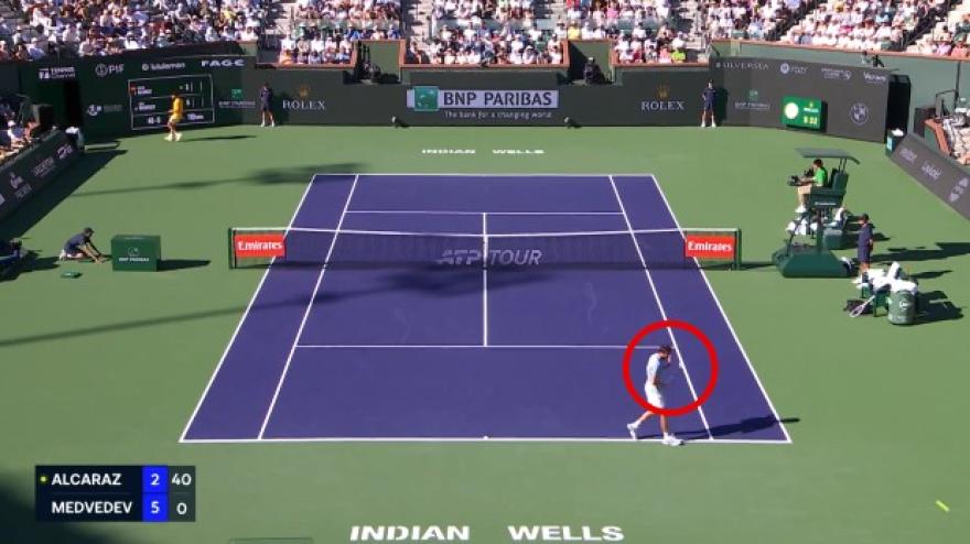 Alcaraz, ma come hai fatto? Punto assurdo e Medvedev reagisce così