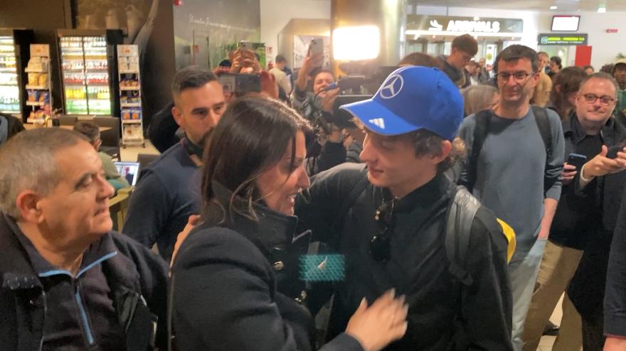 Kimi, l'abbraccio commovente di mamma Veronica: "Quando l'ho visto piangere..."
