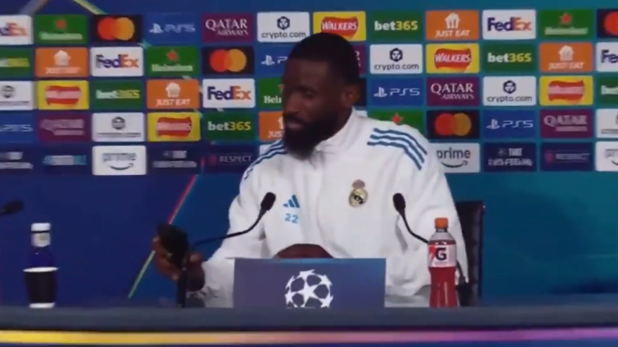 Rudiger guarda il telefono e lascia la conferenza: il motivo è religioso