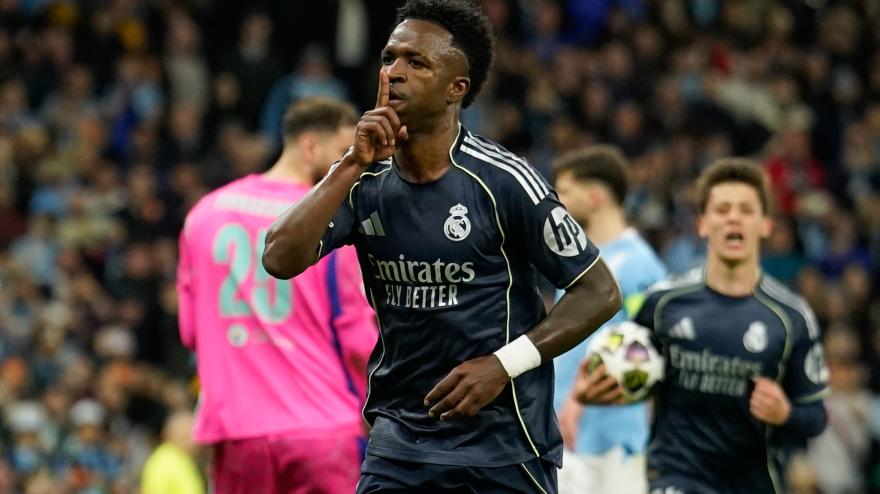 Fa tutto Vinicius, dalla doppietta alle polemiche: City-Real, gli highlights