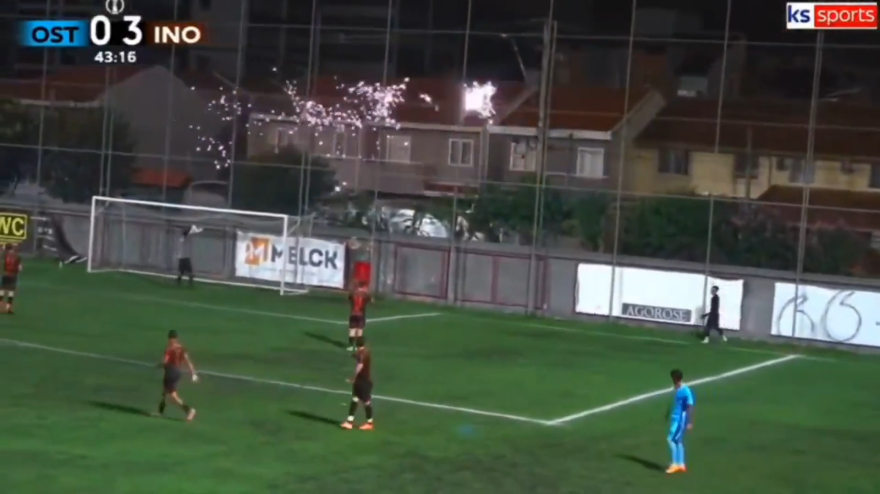 Tenta la conclusione, ma colpisce i cavi elettrici: pallone fulminato all'istante