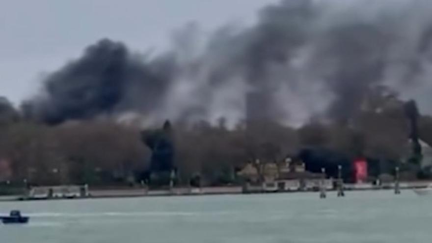 Paura a Venezia: scoppia un incendio alla Biennale. Il VIDEO