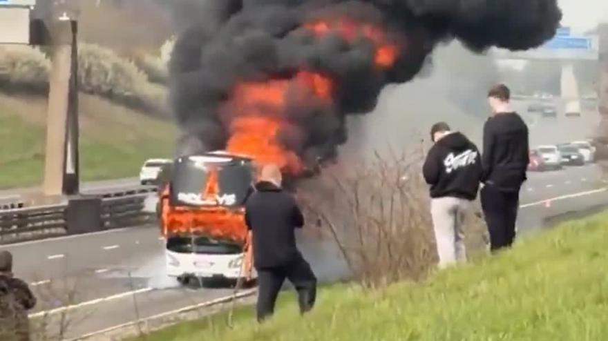 Paura in Inghilterra: il bus dei tifosi del Manchester City prende fuoco in autostrada