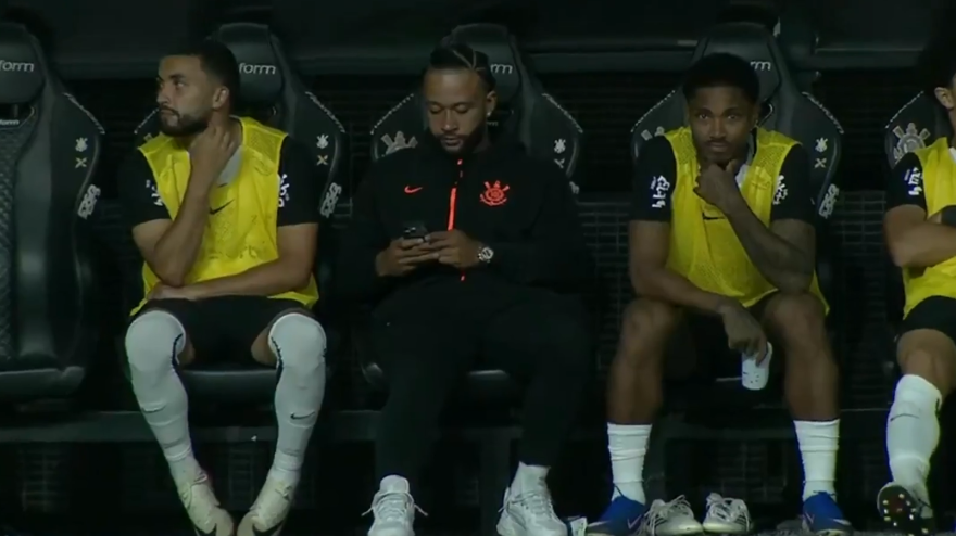 Depay beccato in panchina con lo smartphone. E lo staff lo rimprovera