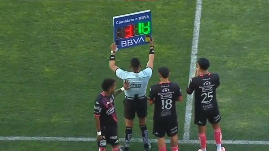 Gesto folle in Messico: esce dal campo e spinge il quarto uomo!