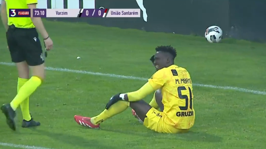 Portiere crolla a terra, il motivo? Una parata assurda... di testa