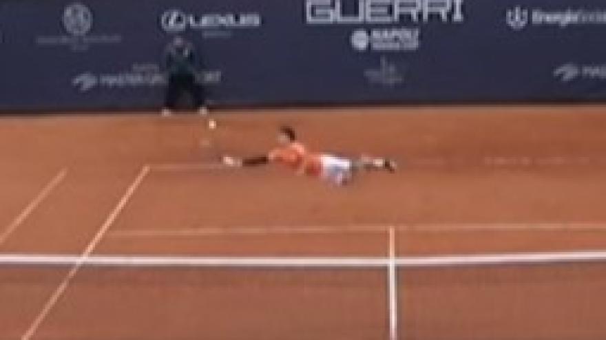 "È un tennista o Donnarumma?": Carboni vola e vince un punto surreale nell