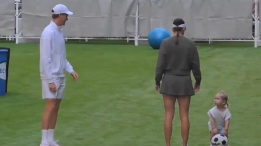 Sinner cuore d'oro: gioca a calcio con la figlia di Bencic, la scena è tenerissima