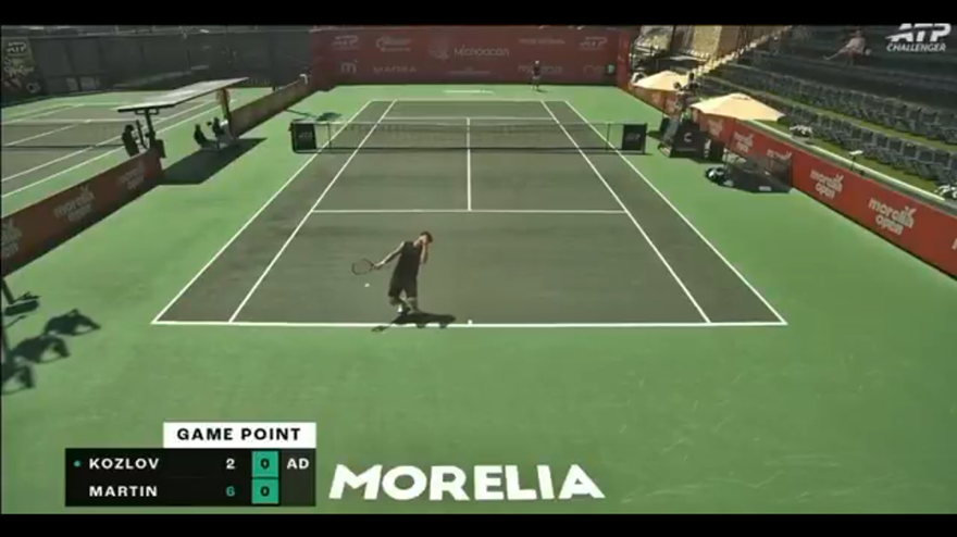 Il raccattapalle "colpisce" Kozlov all'Atp Challenger di Morelia. La reazione è esilarante