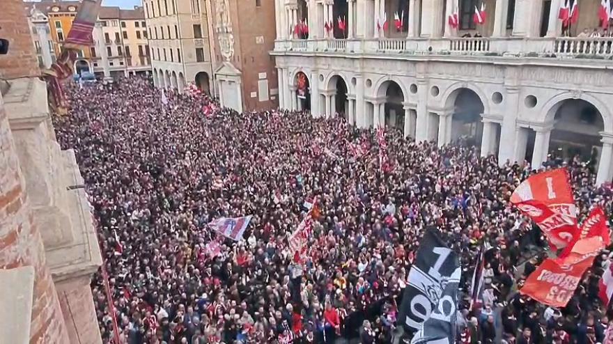 Vicenza, che atmosfera in Piazza dei Signori! Decine di migliaia di tifosi festeggiano la Serie B