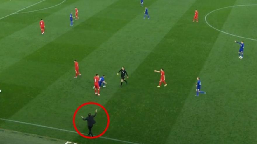 L'allenatore della Turchia U21 scivola e batte la testa: esce in ambulanza