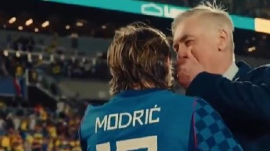 Ancelotti fa una battuta a Modric, ma le telecamere lo inquadrano: il siparietto