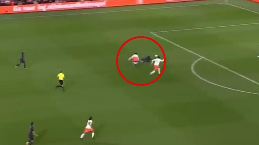 Dumfries come Bastoni: fallo da ultimo uomo e lascia in 10 l’Olanda contro l'Ecuador