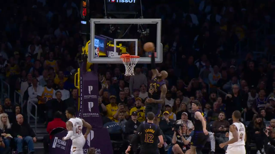 NBA, la top 5 della notte: la schiacciata di LeBron James è da maestro