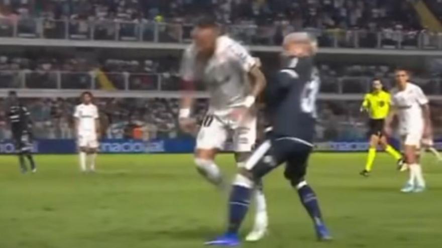 Guai a chi tocca Neymar: dopo il fallaccio, il Santos fa partire la rissa!