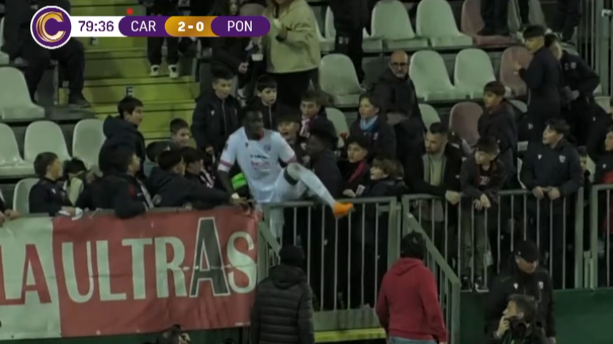 Serie C, viene espulso e se ne va in tribuna: i bambini lo travolgono