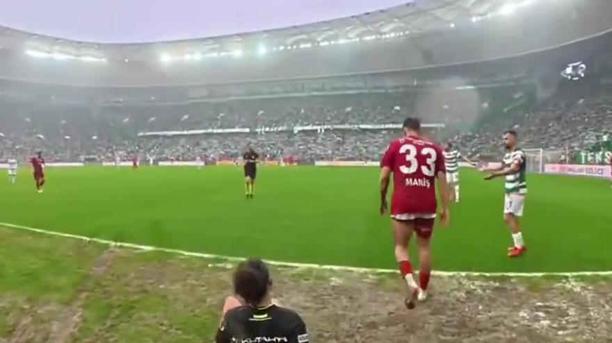 Che scena! La guardalinee viene atterrata, la reazione del giocatore lascia tutti perplessi