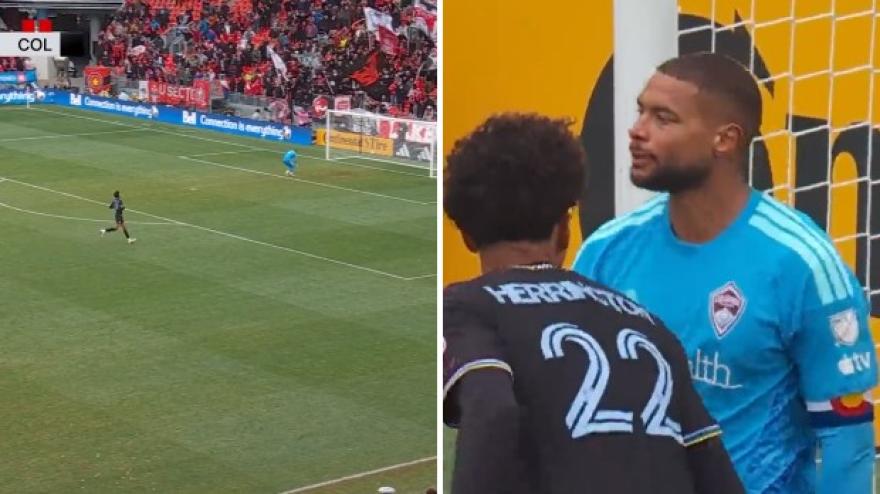 Ma che succede qui? Il portiere sbaglia tutto: l'autogol è ridicolo