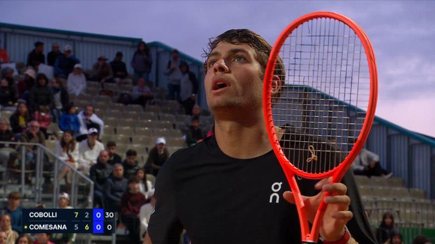 Cobolli litiga con le corde: rompe tre racchette e parla con l'arbitro. Cosa è successo