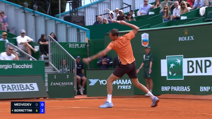 Medvedev distrugge la racchetta contro Berrettini: il pubblico lo fischia