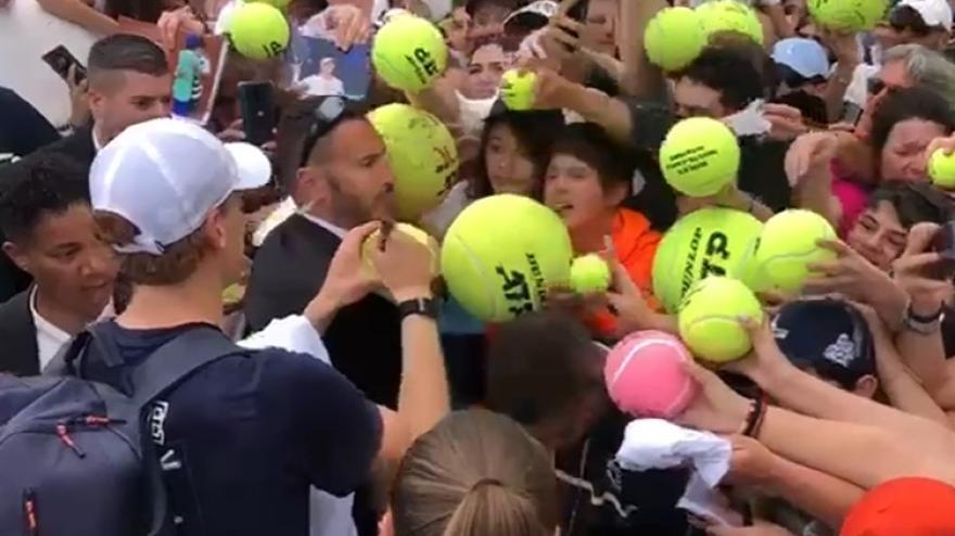 Sinner è una macchina anche con i tifosi: firma quasi un autografo al secondo!