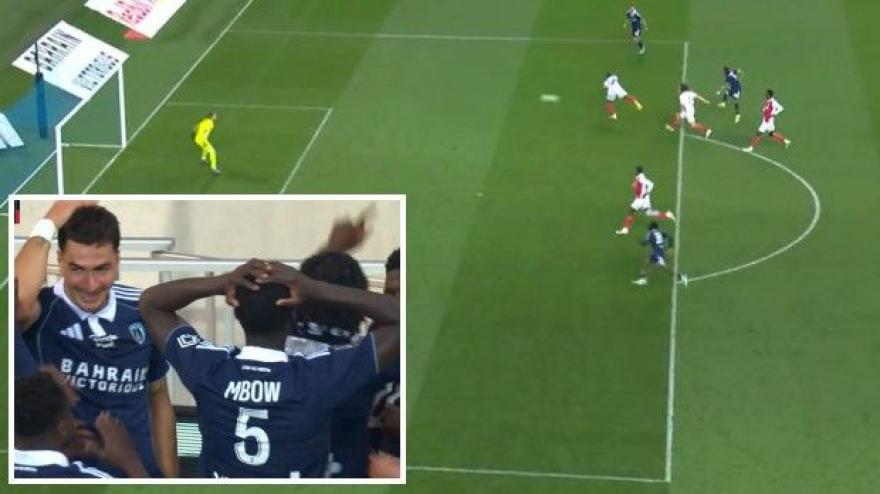 Koleosho, gol da fuori area contro il Monaco: i compagni non ci credono