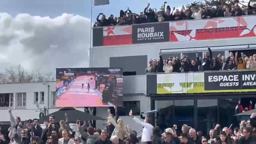 Parigi-Roubaix highlights, Van Aert supera Pogacar: boato del velodromo