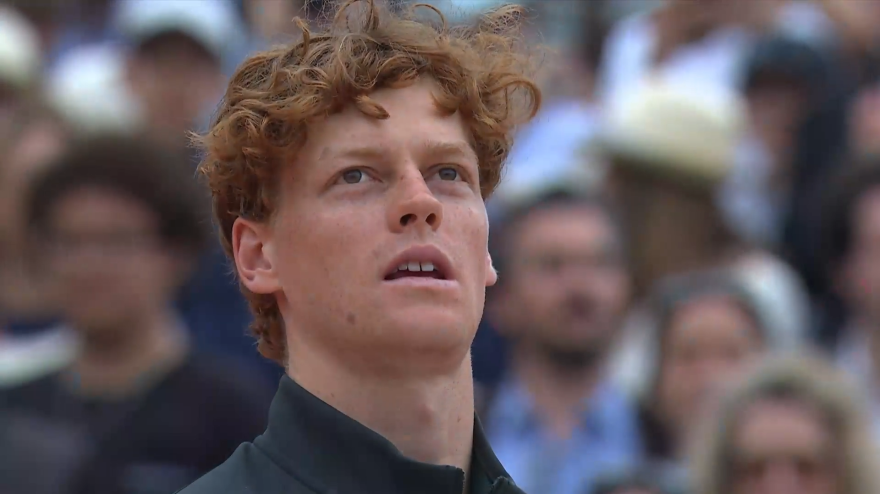 Sinner canta l'Inno di Mameli dopo la vittoria a Montecarlo contro Alcaraz